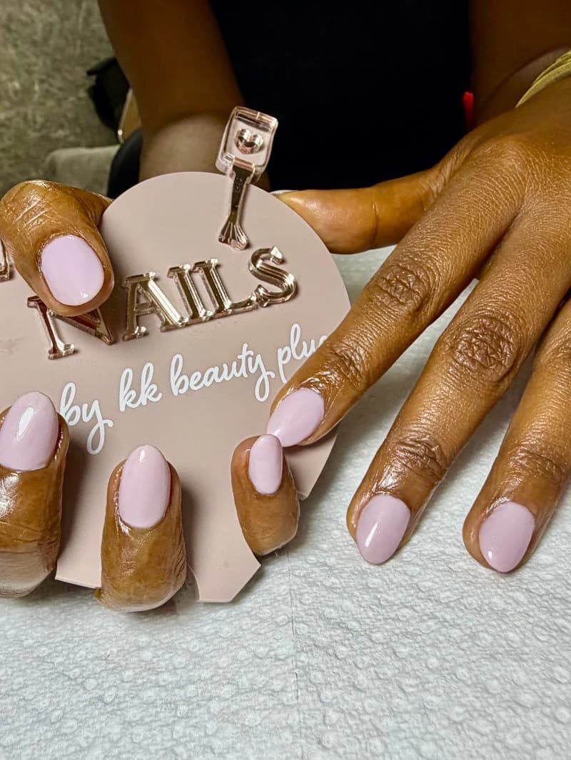 Soft lilac gel on short rounded nails