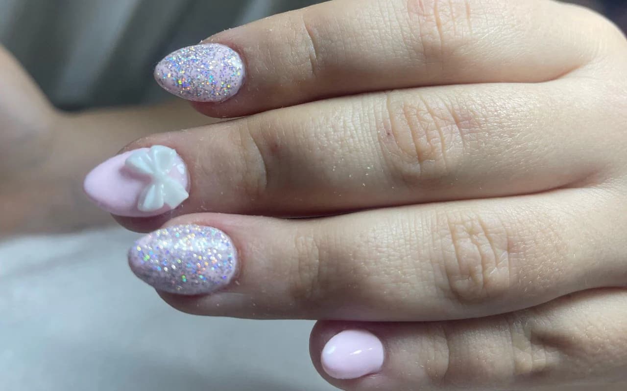 Close-up of the pastel pink and glitter set with its hand-sculpted 3D bow