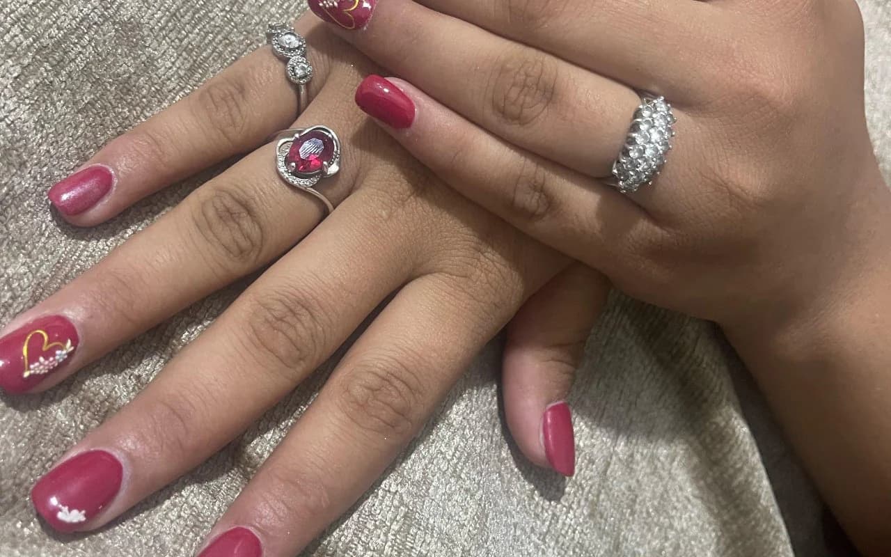 Short raspberry-pink gel manicure with a delicate gold accent